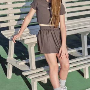 Conjunto Blusa Cropped Em Ribana Fancy E Short Saia Em Malha UV 50+ Cinza Escuro